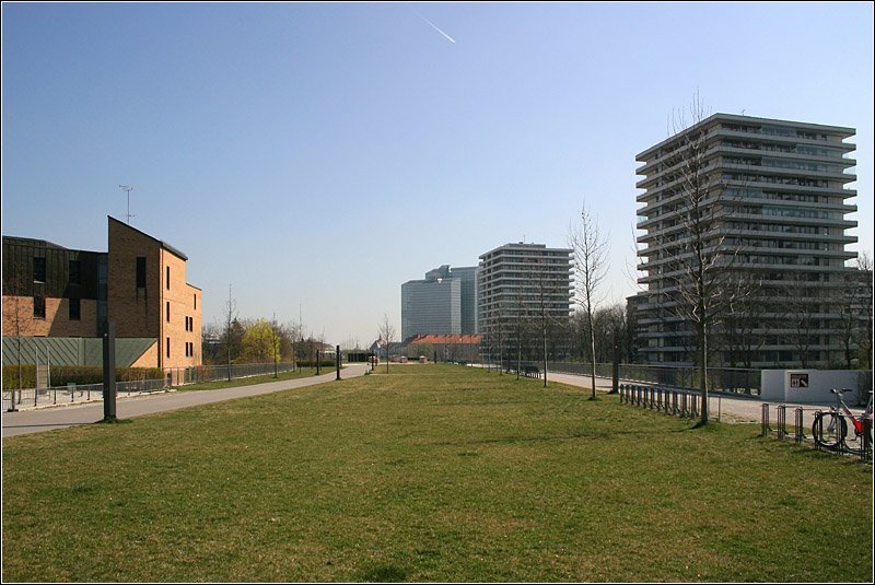 Frher eine der Hauptverkehrsstraen in Mnchen, heute ein langgezogener Park: der Petuelpark anstelle des Petuelrings. Der Petuelring ist Teil des Mittleren Rings, einer ringfrmigen Bundesstrae innerhalb des Stadtgebietes von Mnchen. Im Bereich der Petuelrings wurde der Autoverkehr in einen Tunnel verlegt. Diese wurde allerdings nicht vllig unter die Oberflche vergraben, sondern etwas erhht gebaut, so dass sich der Park heute auf einer Art knstlichen Hgel befindet. 2.4.2007 (Matthias)