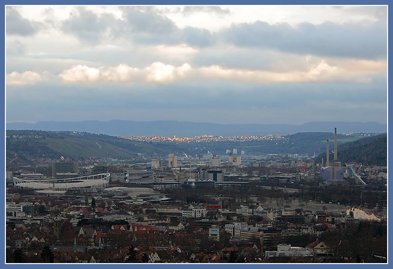 Frher mal eine schne Talaue, heute vollgestellt mit Wohlstandsgermpel, sprich hauptschlich Gewerbe- und Industrieanlagen. Im Hintergrund, oberhalb des Knickes des Tal in Richtung Osten, der Esslinger Stadtteil Zollberg, von der Sonne angestrahlt. Dahinter die blaue Wand der Schwbischen Alb. 4.1.2007 (Matthias)