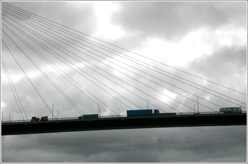 Fr Hamburg irgendwie typisches Wetter: ein Auschnitt der Khlbrandbrcke im Hamburger Hafen vor grauen Wolken. 11.8.2005 (Matthias)