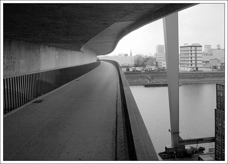 Fuß- und Radweg über die Kurt-Schumacher-Brücke über den Rhein auf Höhe der Rheinkaistraße im Mannheimer Hafen. Die Gebäude im Hintergrund gehören zu Ludwigshafen. 08.03.2008 (Matthias)