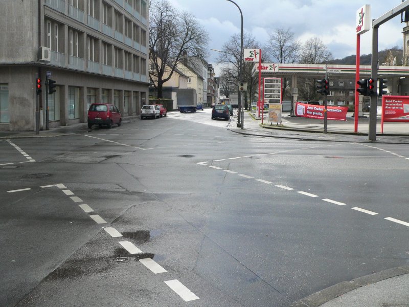 Fugngerampel ber Kreuz, gesehen in Wuppertal. Drckt ein Fugnger den Knopf dieser Bedarfsampel, so stehen alle anderen Verkehrsteilnehmer. Fugnger drfen die Kreuzung auch diagonal berqueren. Einen Sicherheitsgewinn sehe ich darin, dass Fugnger nicht durch Rechts- und Linksabbieger gefhrdet werden. Gerade Linksabbieger haben oft bereits eine hohe Geschwindigkeit, bevor sie Fugnger bemerken. 22.3.2008, Wuppertal