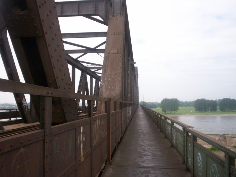 Fugngerbrcke von Duisburg Hochfeld ber den Rhein nach Rheinhausen