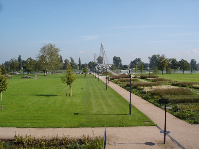 Fugngerbrcke ber den Rhein von der franzsischen Seite aus,
2004 erffnet,
2008 