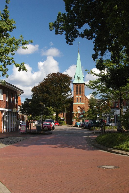 Fugngerzone Buchholz in der Nordheide. Im Hintergrund die Evangelische Pfarrkirche St. Paulus.