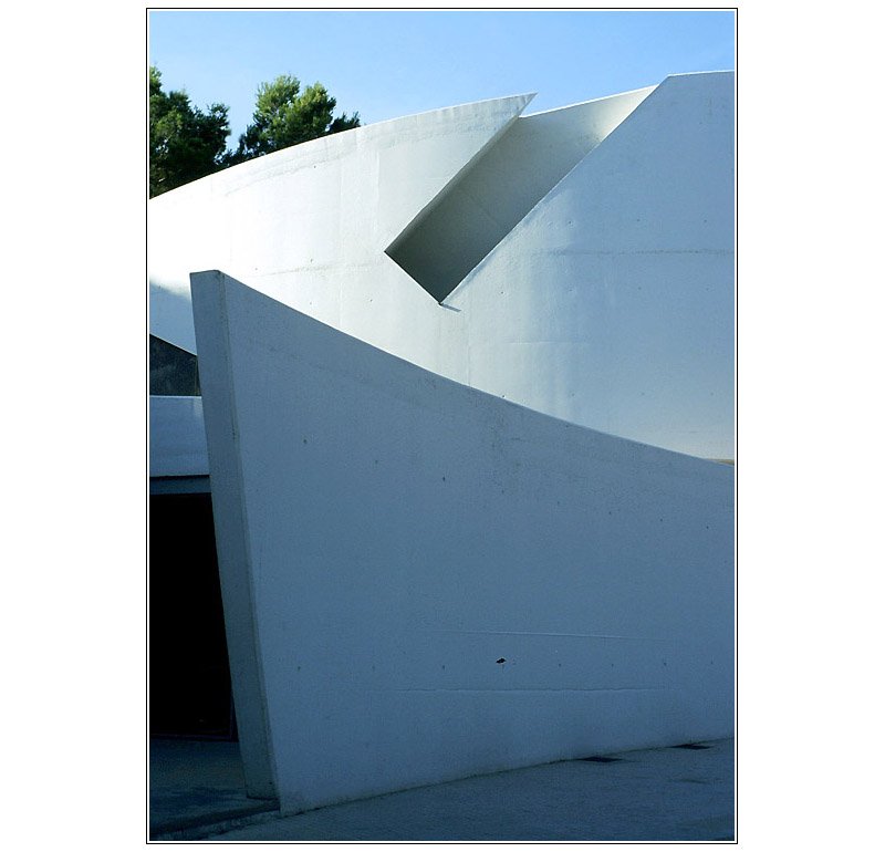 Galeriegebude von Daniel Liebeskind in Port d´Andratx. Durch die Bauform ergibt sich ein schnes Licht und Schattenspiel. Scan vom Dia, 2005 (Matthias)