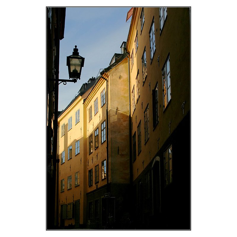 Gamla stan, Bollhusgränd. Eine der engen Gassen in der Stockholmer Altstadt. Die fast bündig zur Fassade eingebauten Fenster tragen zur besondern Lichtstimmung bei. 16.8.2007 (Matthias)