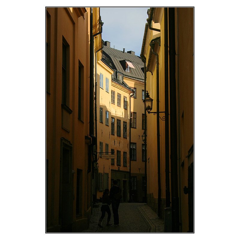 Gamla stan, Bollhusgrnd. Starke Kontraste zwischen Licht und Schatten sind hier fotografisch zu bewltigen. 16.8.2007 (Matthias)