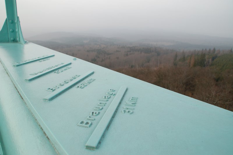 Gans oben auf dem Josephskreuz. Wenn es nicht neblig ist, hat man eine schne Aussicht. In der Balustrade kann man lesen in welcher Richtung und wie weit bestimmte Orte oder Berge sind. 20.02.2007