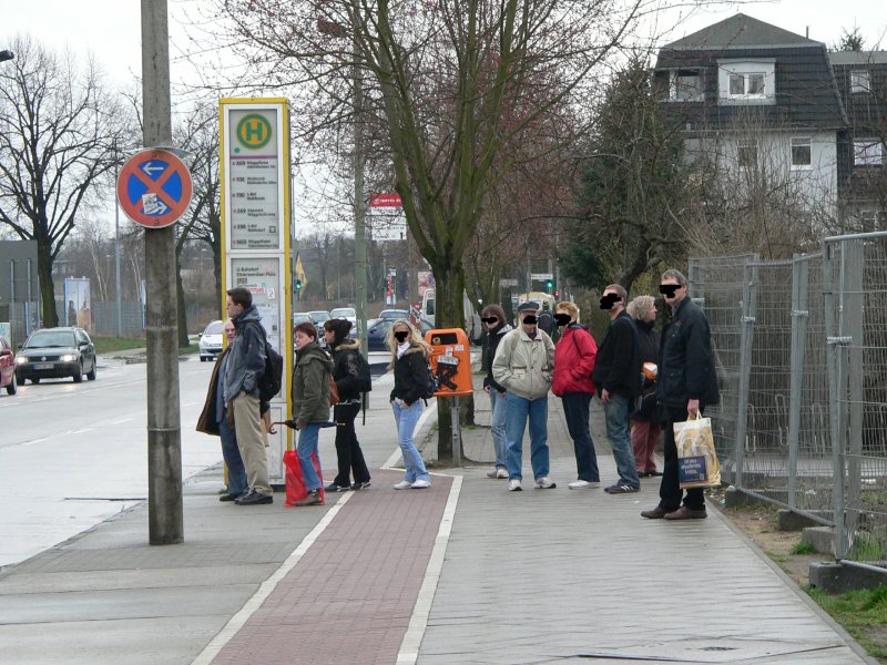 Ganz besonders ungnstig sind Radwege in Bereichen mit viel querendem Fugngerverkehr, so z.B. im Haltestellenbereich. Hier kommt es bestenfalls zu Konflikten, schlimmstenfalls zu gefhrlichen Situationen. Bei dieser Stelle an der Kpenicker Strae, Berlin, kommen die Fugnger aus der U-Bahn-Station Elsterwerdaer Platz (hinter dem Fotostandpunkt) und queren den Radweg mit dem Rcken zur Fahrbahn, um an der Bushaltestelle nach den Abfahrtzeiten zu gucken. Radfahrer aufgepasst: Hlt ein Bus, so haben die Fugnger Vorrang! Weiter gehts brigens auf einem teilweise nur 50cm breiten Fahrbahnstreifen - viel Spa! Umfahrungsmglichkeiten Richtung Kpenick: Grabensprung (breit und kaum befahren), dann weiter auf der Alberichstrae (Fahrradstrae mit wenig Pkw-Verkehr), dann entweder Wuhlewanderweg (formal nur ordnungswidrig mit Rad benutzbar, da Grnanlage) oder bei strkeren Nerven die Kaulsdorfer Strae entlang.