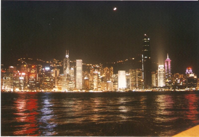 Ganz normale abendliche Beleuchtung in Hongkong Island. Im Mrz 2003 Blick von Kowloon nach Hongkong Island