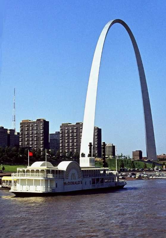 Gateway Arch in St. Louis (5. September 1980). Der Gateway Arch ist Teil des Jefferson National Expansion Memorial und erinnert an die Landnahme westlich des Mississippi. Er wurde nach einem Entwurf des aus Finnland stammenden Architekten Eero Saarinen 1963 - 65 errichtet. Der Bogen ist 192 m hoch und an der Basis ebenso breit. Der Klner Dom htte also bequem darunter Platz.