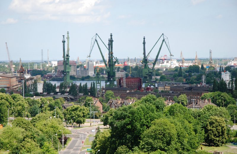 GDAŃSK, 17.06.2007, Blick vom Denkmal Friedhof der nichtexistierenden Friedhfe auf den Hafen