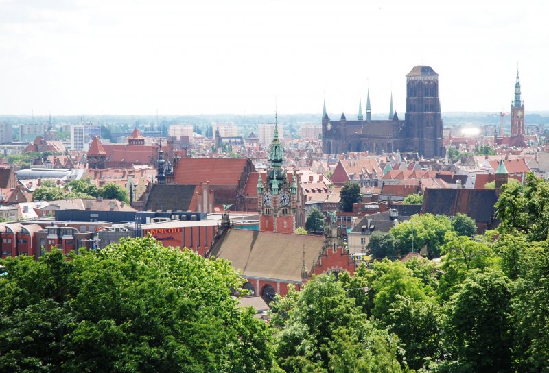 GDAŃSK, 17.06.2007, Blick vom Denkmal Friedhof der nichtexistierenden Friedhfe auf die Stadt mit der mchtigen Marienkirche