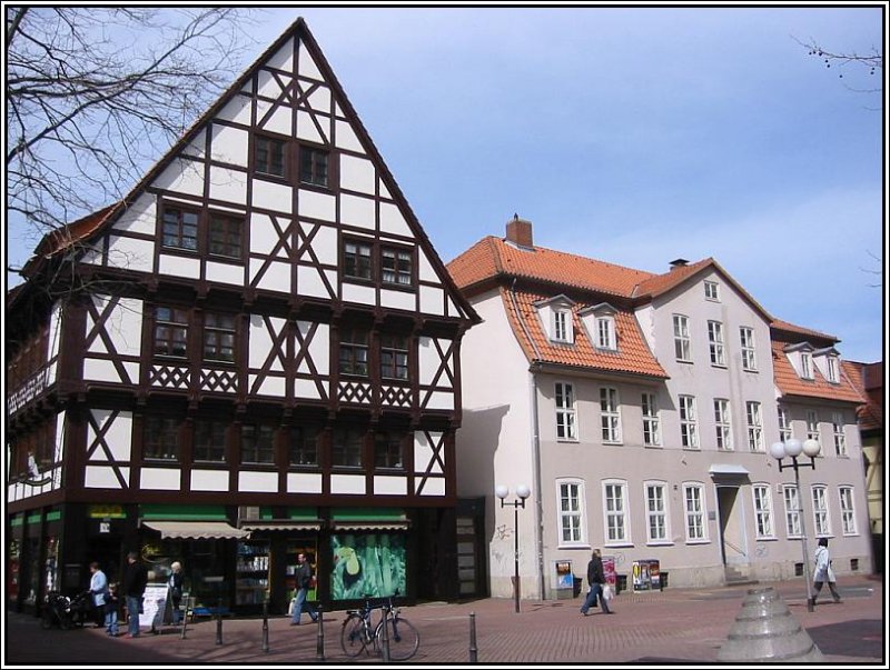 Gebude am Johanniskirchplatz in Gttingen, aufgenommen am 15.04.2006. Das Fachwerkhaus links ist gar kein echtes Fachwerkhaus, sondern ein Neubau aus den 70er Jahren des letzten Jahrhunderts, dem eine Fachwerkfassade vorgesetzt wurde. Dabei wurden allerdings Balken eines zuvor abgerissenen Fachwerkhauses in der Groner Strae (siehe Bild mit der ID 8487) verwendet. Bei dem Gebude rechts handelt es sich um das Gemeindehaus von St. Johannis.