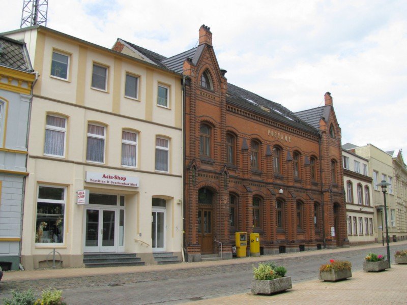 Gebude des ehemaligen Postamtes in der August-Bebel-Strae, leider ist es dem Verfall preisgegeben. Grevesmhlen 22.06.2008