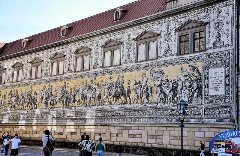 Gemlde  Der Frstenzug  (lngstes Porzellanbild der Welt) am Langen Gang in Dresden - 31.08.2009