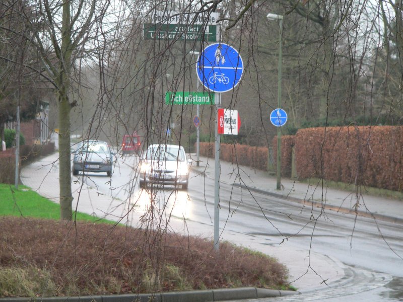 Gem der Verwaltungsvorschrift zur Straenverkehrs-Ordnung ist die Radweg-Benutzungspflicht dort anzuordnen, wo die Gefahren des Straenverkehrs dies erfordern. Die hier gezeigte Situation lsst Zweifel daran aufkommen, ob hier ein geeingeter Weg gefunden wurde und der Seitenwechsel wirklich sicherer ist als die normalerweise vorgesehene Mitbenutzung der Fahrbahn. Linksseitige Radwege sind wegen der besonderen Gefahren ohnehin nur fr Ausnahmeflle vorgesehen - leider sieht die Realitt in einigen Orten vllig anders aus. Glcksburg, Dezember 2006