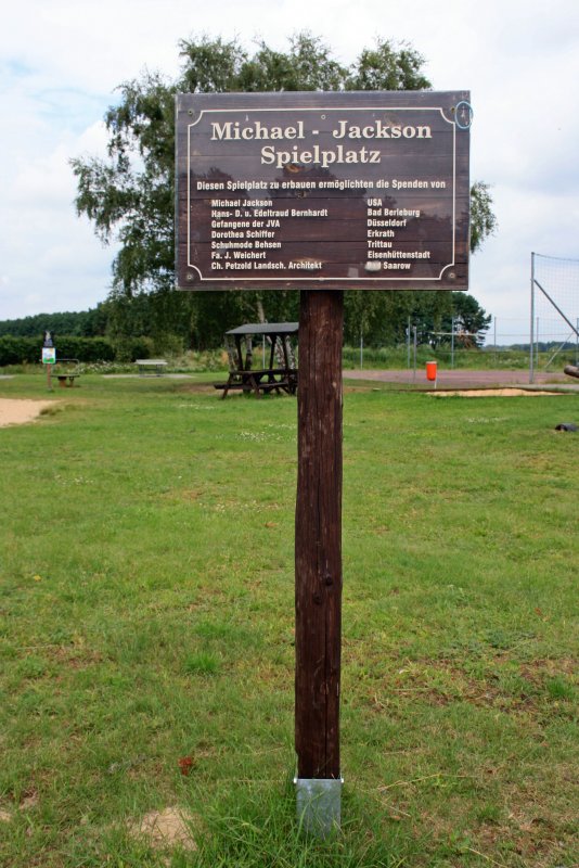 Gemeinde Neissemnde, Ortsteil Ratzdorf.  The King of Pop  und sein Spielplatz. Mit einer Spende von 32 000 DM fr Hochwasser-Opfer 1997 von Michael Jackson, wurde vor 11 Jahren in Ratzdorf ein Spielplatz fr groe und kleine Jackson-Fan erffnet. gesehen am 24.07.09