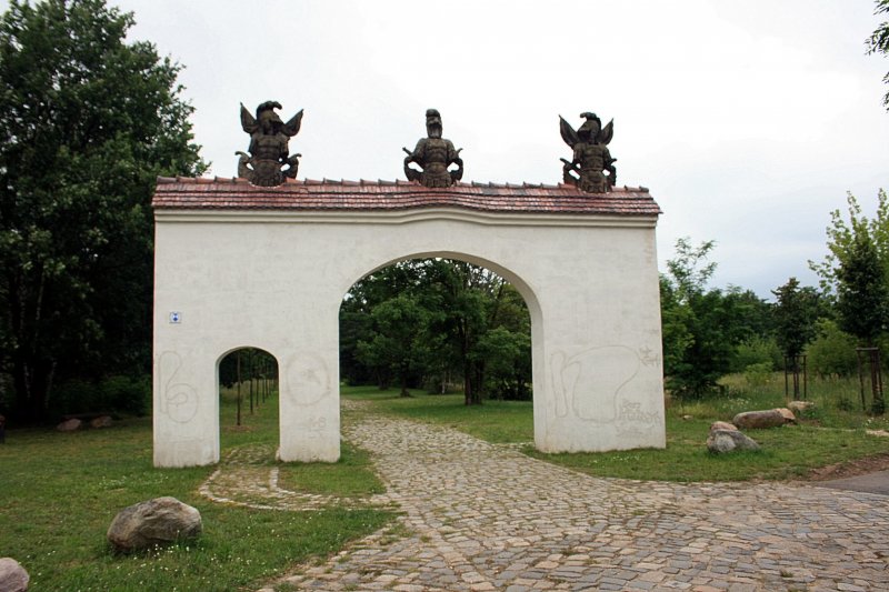 Gemeinde Wiesengrund, Ortsteil Klinge-Bahnhofssiedlung, Raubritter Tor, zur Erinnerung an die Sagenumwogene mittelalterliche Sumpfburg und dem Gedenken an den Ortskern Klinge welcher 1976 dem Braunkohletagebau weichen mute, Zustand  28.06.09