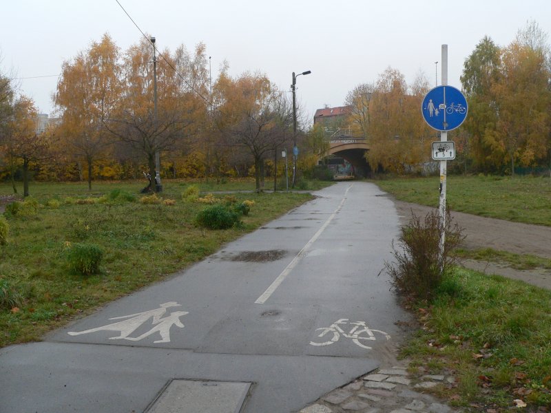 Genug gemeckert. Es gibt auch positive Radverkehrsanlagen, wie z.B. hier die Unterfhrung der S-Bahn nahe der Wollankstrae. Whrend Kraftfahrzeuge die Wilhelm-Kuhr-Strae hier nicht weiter benutzen drfen, ist Radfahrern dies erlaubt. Wrde man hier, wie an vielen Stellen blich, das Radfahren verbieten, ergben sich fr Radfahrer groe Umwege entlang an Hauptstraen mit mehreren Kreuzungen. Solche Nischenlsungen, die weite Umwege ersparen und ausnahmsweise das Radfahren ermglichen sind fr einen attraktiven, reibungslosen Radverkehr absolut notwendig. 2.11.2007