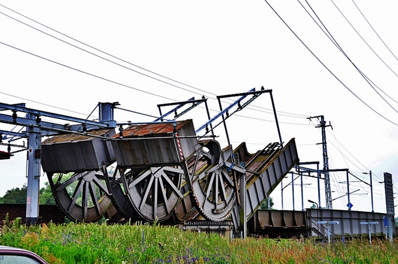 geffnete Eisenbahnbrcken ber die Peene in Anklam schliessen sich langsam wieder