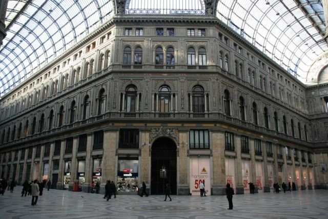Geometrisch exakt wurden die vier Gebudeflgel der Galleria Umberto I nach den Himmelsrichtungen angelegt. Mosaikmuster am Boden geben den Fotografen den exakten Standpunkt zum fotografieren.