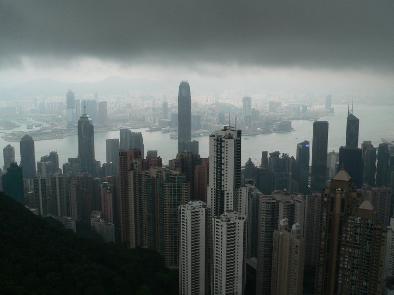 Geradezu bedrohlich wirkte die Wetterkulisse vom Victoria Peak aus gesehen. 09/2007