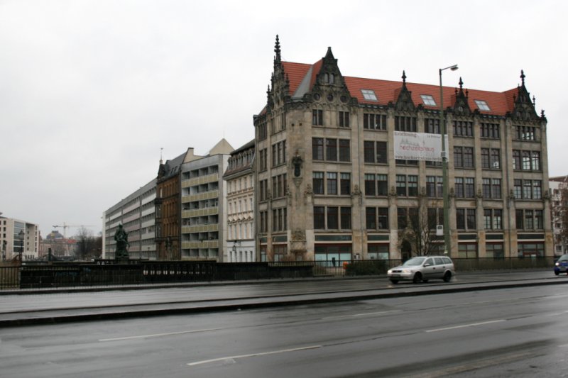 Gertraudenbrcke:

Von Otto Stahn 1895 erbaut, liegt sie heute etwas verloren neben der neuen Autobruecke und wird nur noch von Fussgaengern benutzt. Auf der Nordseite steht die Bronzegruppe der hl Gertrud mit dem Wanderburschen, im Hintergrund sieht man noch das sptgotische Geschaeftshaus von Jacob und Roensch 1898.
