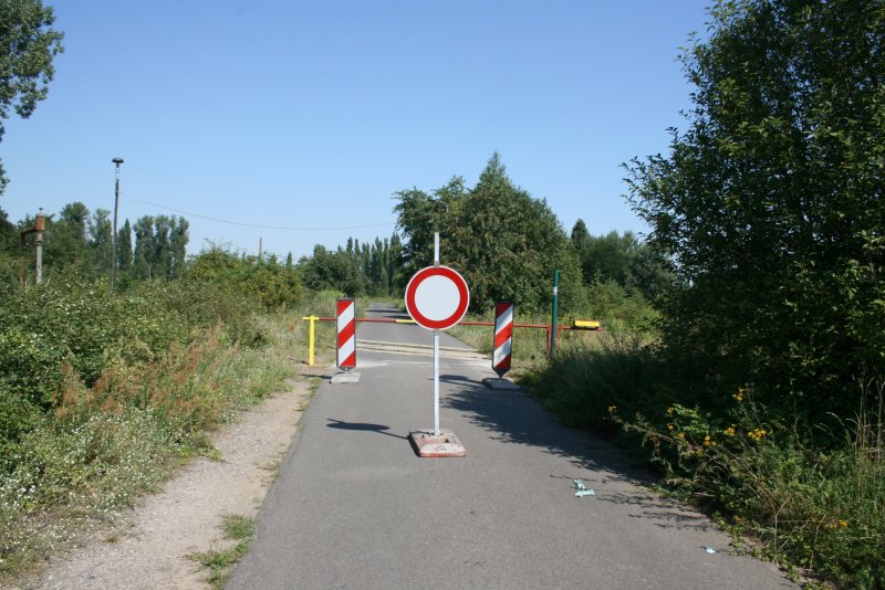 Gesperrt seit dem 30.07.2008 ist die Zufahrt zur ehemaligen Einsatzstelle Guben, des ehemaligen Bw Cottbus im Gubener Ortsteil Grunewald. Die Sperrung gilt fr den allgemeinen ffentlichen Verkehr. Also auch fr Radfahrer und Fusgnger