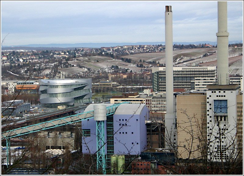 Gewaltige Gebude prgen das Landschaftsbild im Stuttgarter Neckartal. Im Vordergrund das Gaisburger Kraftwerk, direkt dahinter ein Verwaltungsgebude von Daimler-Chrysler. Links das futuristische, silberglnzende Mercedes-Benz-Museum. Am Horizont sind die Hhenzge des Schwbischen Waldes erkennbar. 31.12.2005 (Matthias)