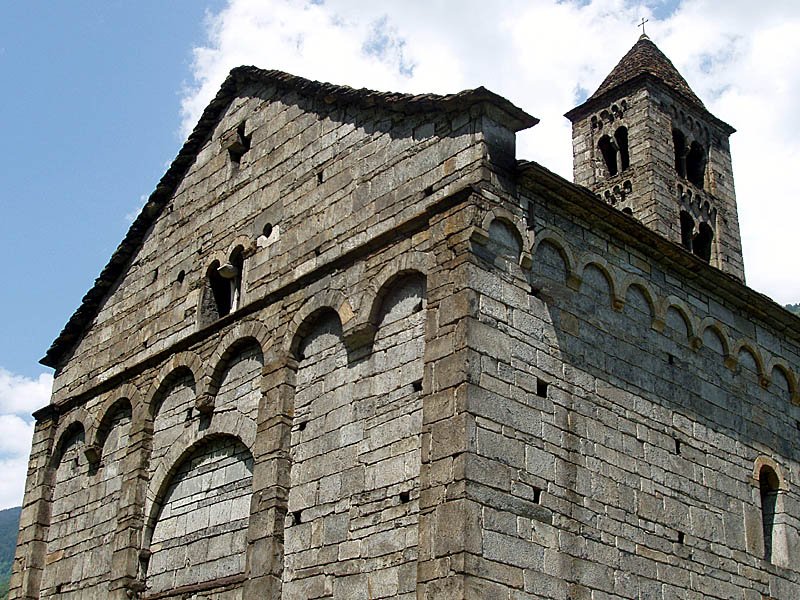Giornico TI, San Nicolao. Romanische Kirche (12. Jh.), gleich neben der Gotthard-Eisenbahnbergstrecke, 15. Juni 2003