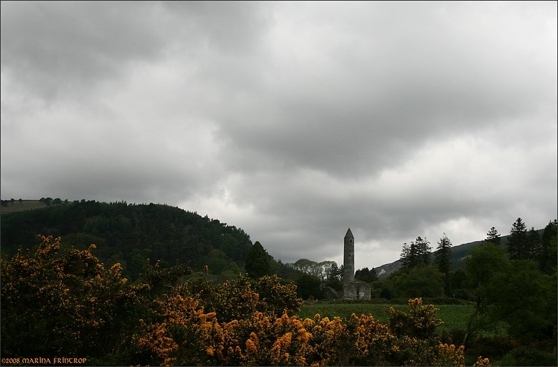 Glendalough - Irland Co. Wicklow. Blick auf die Ruinen der Kathedrale und den Rundturm.