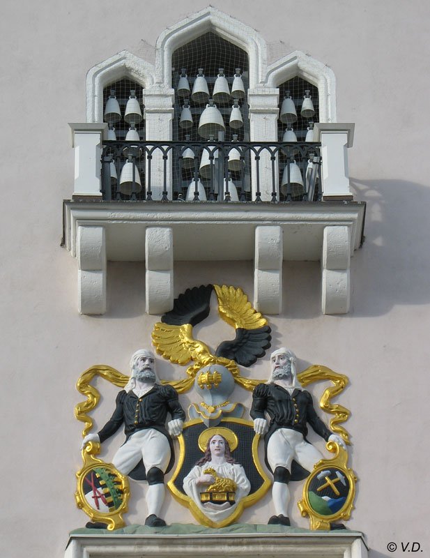 Glockenspiel und vollstndiges Wappen ber dem Eingang des Rathauses der Bergstadt Schneeberg im Erzgebirge - 17.01.2007
