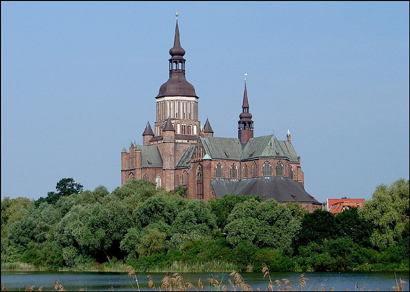 Gotische Basilika   St.Marien  vom Frankenteich aus gesehen. ( Stralsund - Anno 1298 erstmalig urkundlich erwhnt)