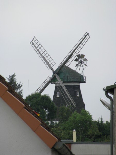 Grevesmhlen; Blick vom Schfergang durch die Huser hindurch zur Windmhle an der Sandstrae, 26.08.2008