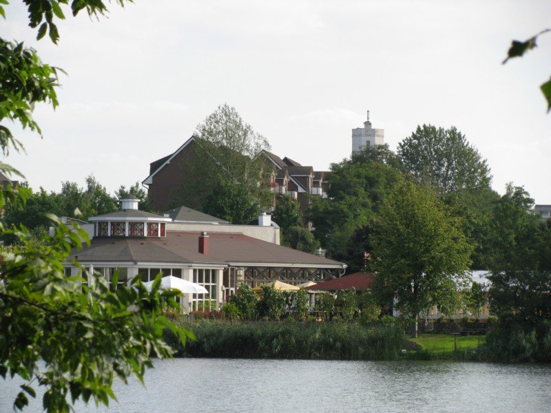 Grevesmhlen; Blick zum Sdufer des Ploggensees mit dem Restaurant  Seeschlchen . Im Hintergrund: Die Wohngebude der Straen  Am Poststeig  und der Wasserturm an der Wismarschen Strae, 09.09.2008