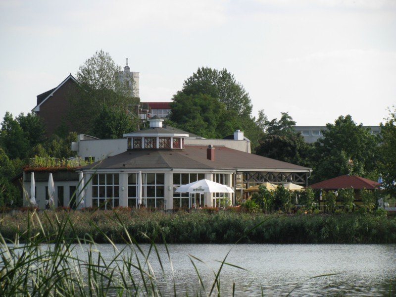 Grevesmhlen, Ploggensee, Blick vom Nordufer zum Restaurant  Seeschlchen , im Hintergrund der Wasserturm an der Wismarschen Strae, 09.09.2008