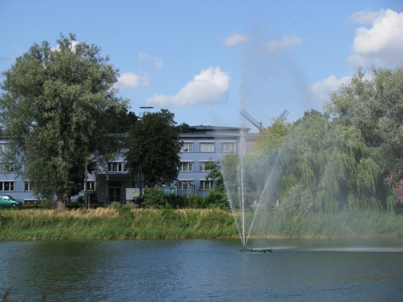 Grevesmhlen, Vielbecker See mit Fonthne und rztehaus, ehemalige Poliklinik in der Kltzer Strae 09.08.2008