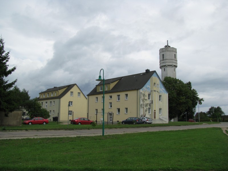 Grevesmhlen, Wohnblcke der ehem. Ziegelei und der Wasserturm in der Wismarschen Strae, Ecke Ploggenseering 24.08.2008