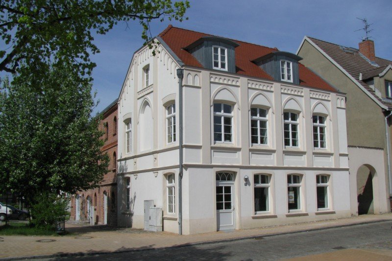 Grevesmhlen, Wohnhaus an der August-Bebel-Strae und Wohn- und Brohaus, ex. Speicher an der Lindenallee, 05.05.2008