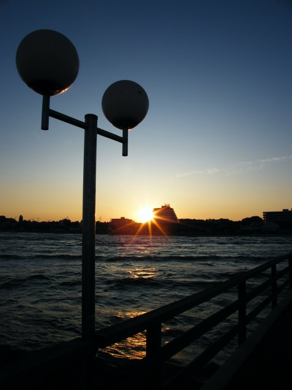 Grmitz 2009 Sonnenuntergang von der Seebrcke aus aufgenommen.