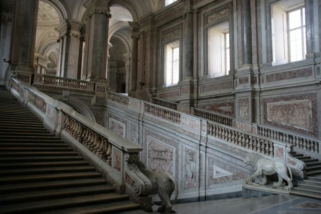 Grozgige Treppenaufgnge im feinsten Marmor sind nur ein Teil der Pracht des Palazzo Reale.