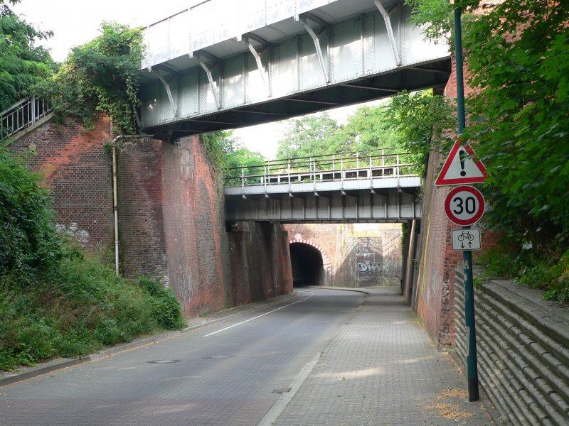 Gldendorfer Strae in Frankfurt (Oder). Interessant auch mal wieder das Verkehrsschild. Zwischen das Achtungszeichen und die ergnzende Zusatzinformation, dass hier Radfahrer entgegen der Einbahnstrae fahren drfen, ist wohl ein  Tempo 30 -Schild gerutscht. 21.7.2007