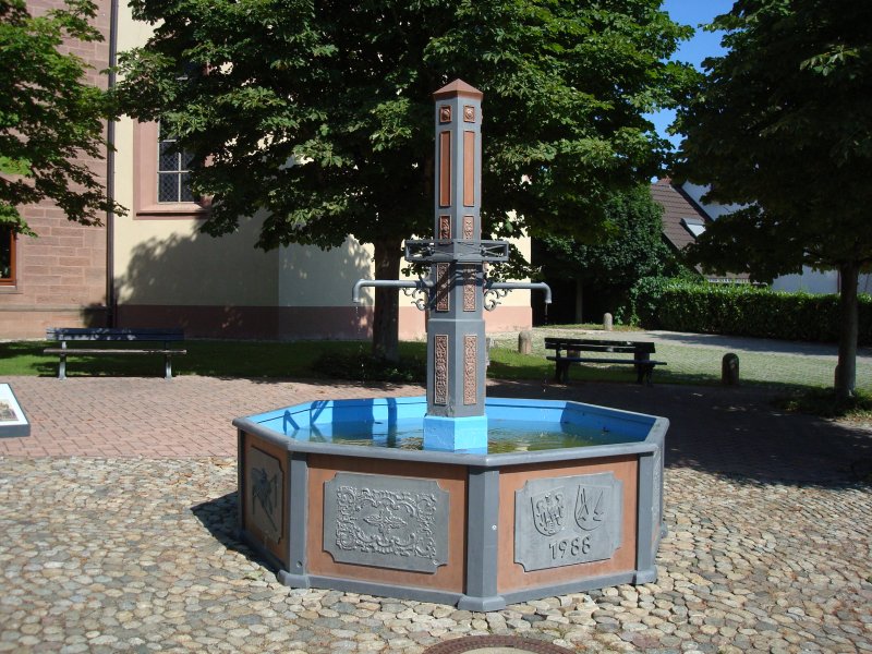 Gndlingen bei Breisach/Rhein,
Dorfbrunnen vor der Kirche,
Juli 2008