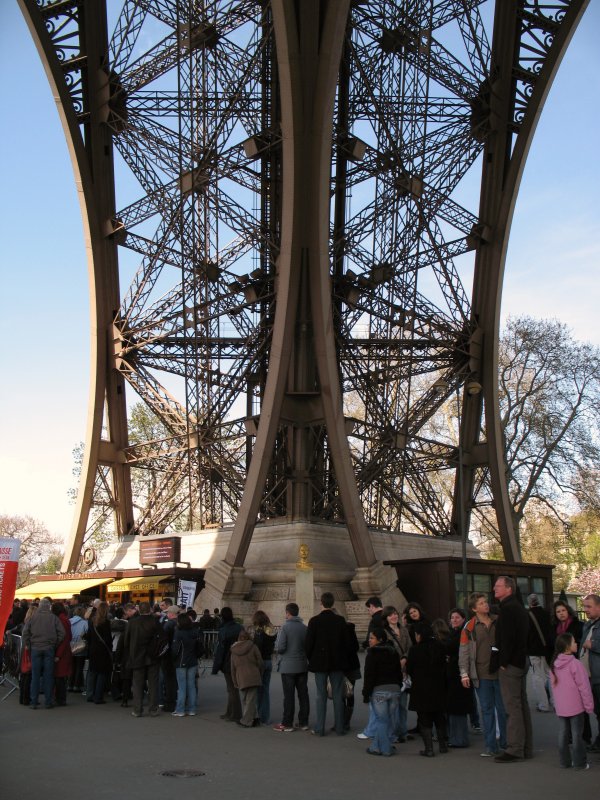 Gustav Eiffel schaut erstaunt auf die wartende Menschenmenge.
(12.04.2008)