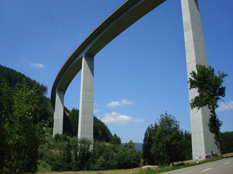 Gutachtalbrcke bei Neustadt im Schwarzwald,die B 31 fhrt mit 4 Fahrspuren darber,wichtigste West-Ost Strassenverbindung im Schwarzwald, Hhe 97m, Lnge 750m, 1980 eingeweiht,
Juli 2008