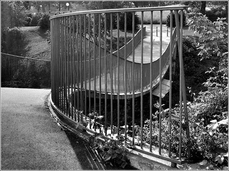 Hngesteg ber die hier im Einschnitt verlaufende Stadtbahnlinie U14 am Rosensteinpark. Dieser Steg entstand zur Bundesgartenschau 1977. Aufnahme 2005 (Matthias)