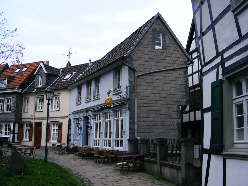 Huser am Kirchplatz in Hattingen am 15. April 2009.