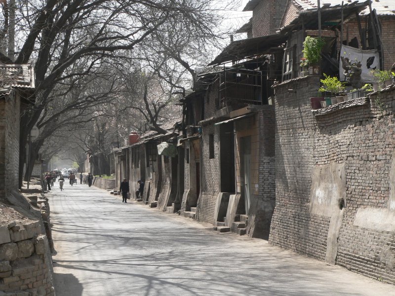 Huser an der Stadtmauer (Norden) von Xi'an. April 2006