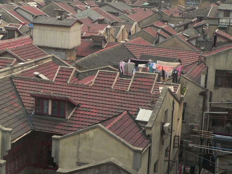Häuser in Shanghai. Der Unendlichkeitseindruck, den der fehlende Horizont suggeriert, täuscht - auch dieses Viertel ist von Hochhäusern umgeben. April 2006